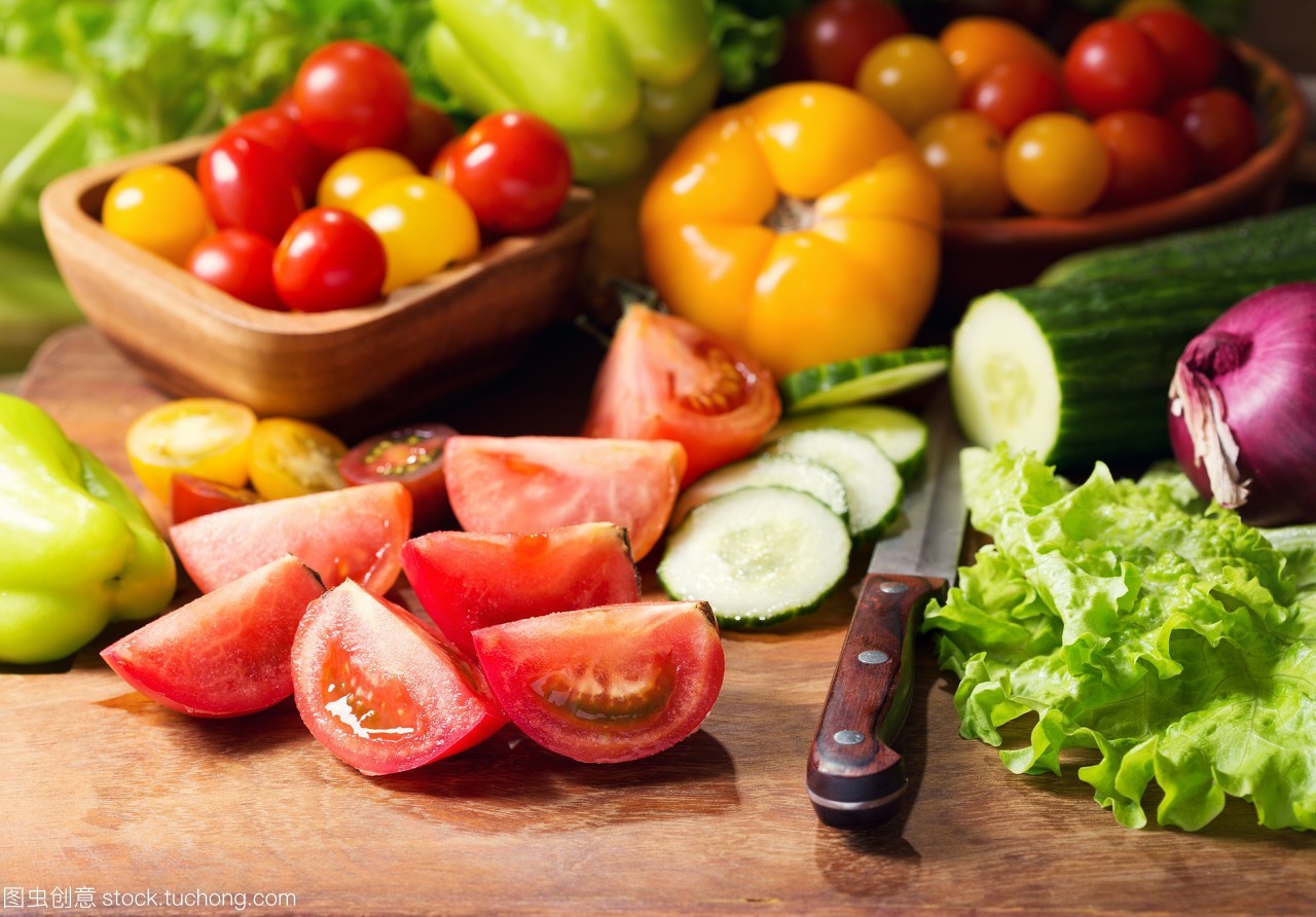 砧板上 新鲜蔬菜的色彩与生命力